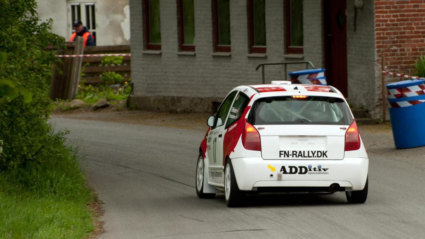 Frank nielsen og per brodersen i hoej hastighed igennem hinge by med kjellerup