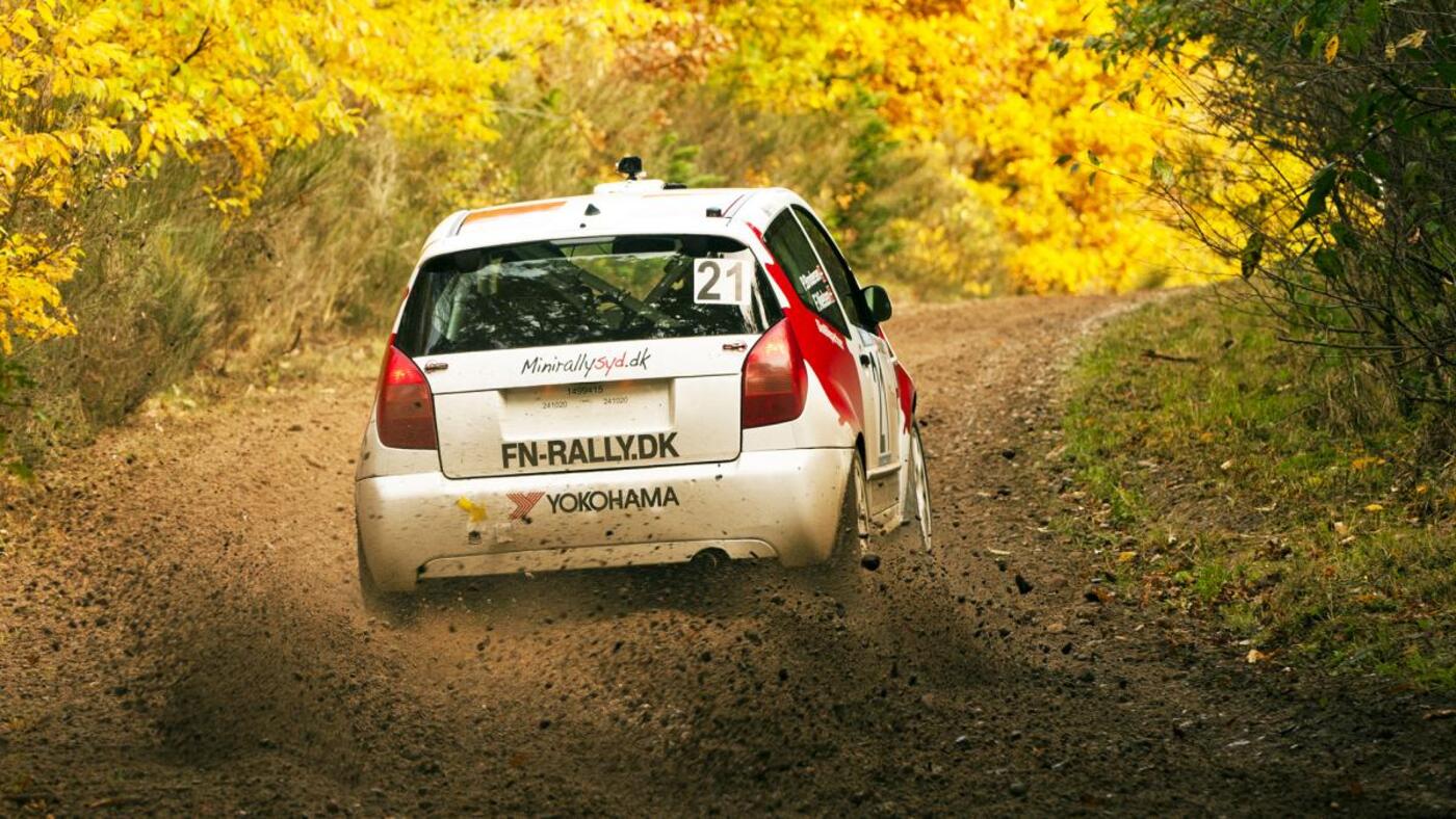Frank nielsen og per brodersen var inspireret af de gyldne farver i skoven og koerte en klassesejr hjem i djurs rally
