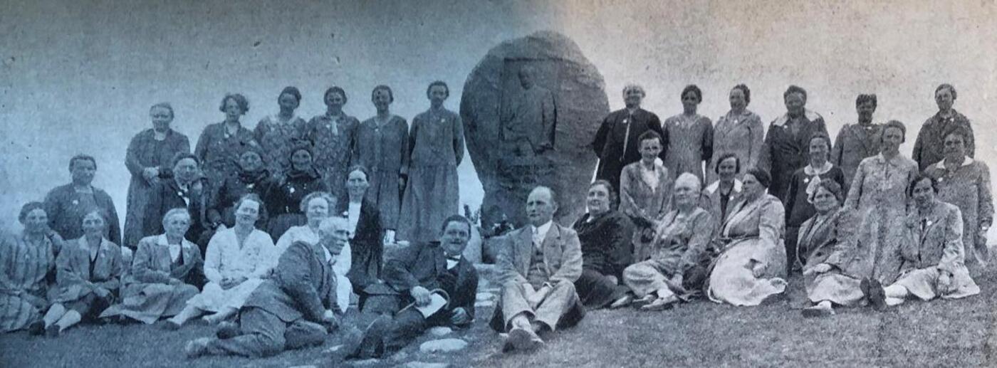 Gruppe besoeger det monumentale anlaeg engang foerst i 1930erne