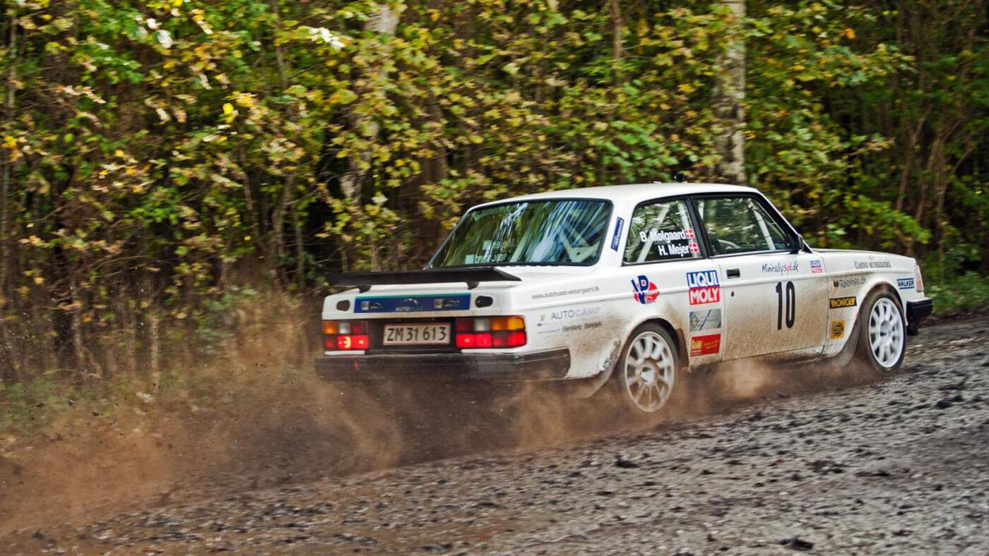 Heino mejer og bo moelgaard forsoeger at daekkene til at gribe fast i det vaade og fedtede underlag paa en af loebet asfaltveje