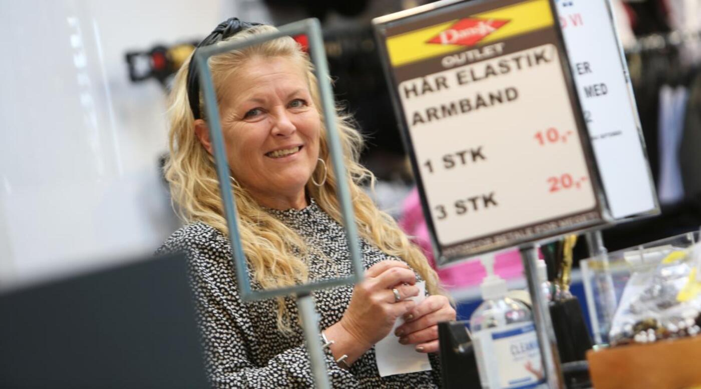 Henriette ved kassen 9880