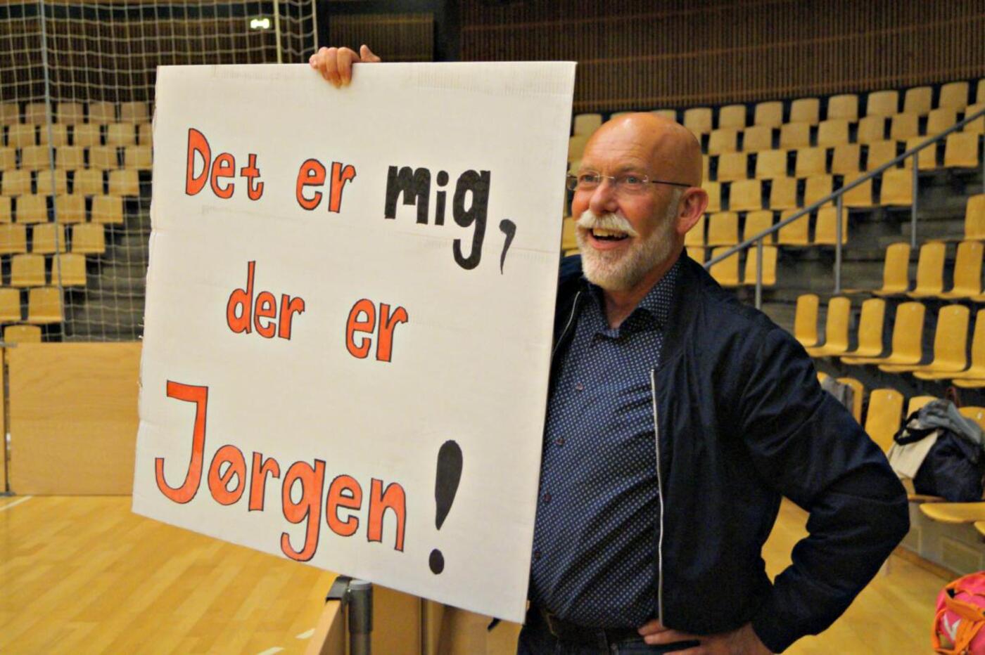 Joergen paa laegten med sit skilt