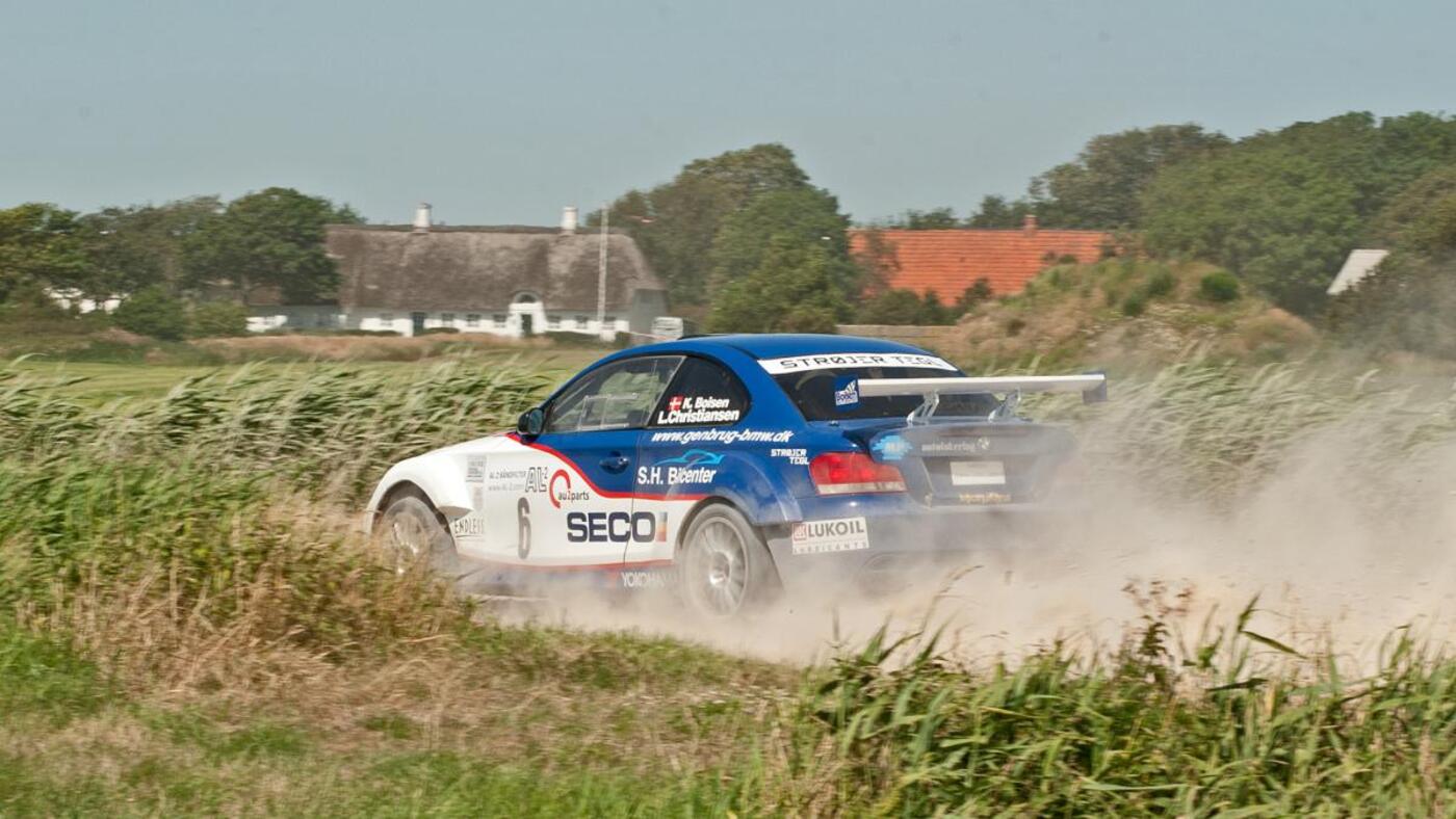 Kim bojsen og louise bang christiansen har i den hurtige bmw koert sig i stilling til 3. pladsen i autoplus dansk superrally. de kunnd allerede i 5. a