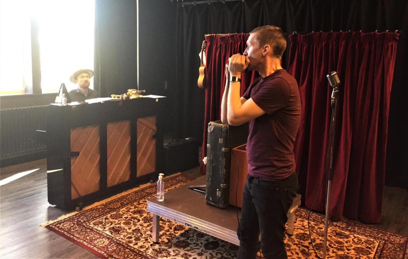 Lokalt teater tager på udendørs plejehjemsturné