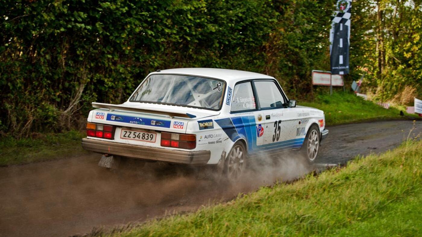 Kurt mejer og steen boegelund koerte en flot 2. plads hjem i danmarksmesterskabet for historiske biler over 2.000 ccm
