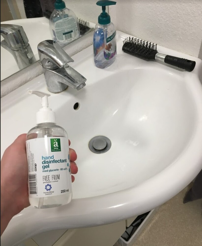 Nu staar der baade haandsprit og flydende saebe paa toilettet. foto tobias valbjoern scharling