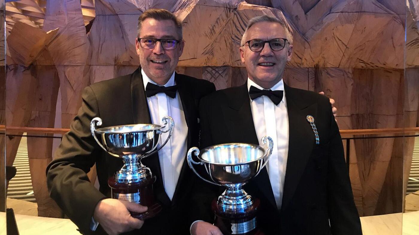 Toni hansen og per brodersen sluttede i 2018 paa en generel 4. plads af de 320 deltagere. de staar her med pokalerne for en flotte 2. plads i der