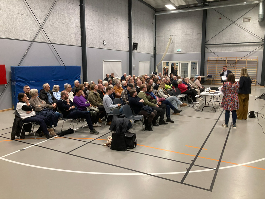 Mange mennesker til møde i idrætshal