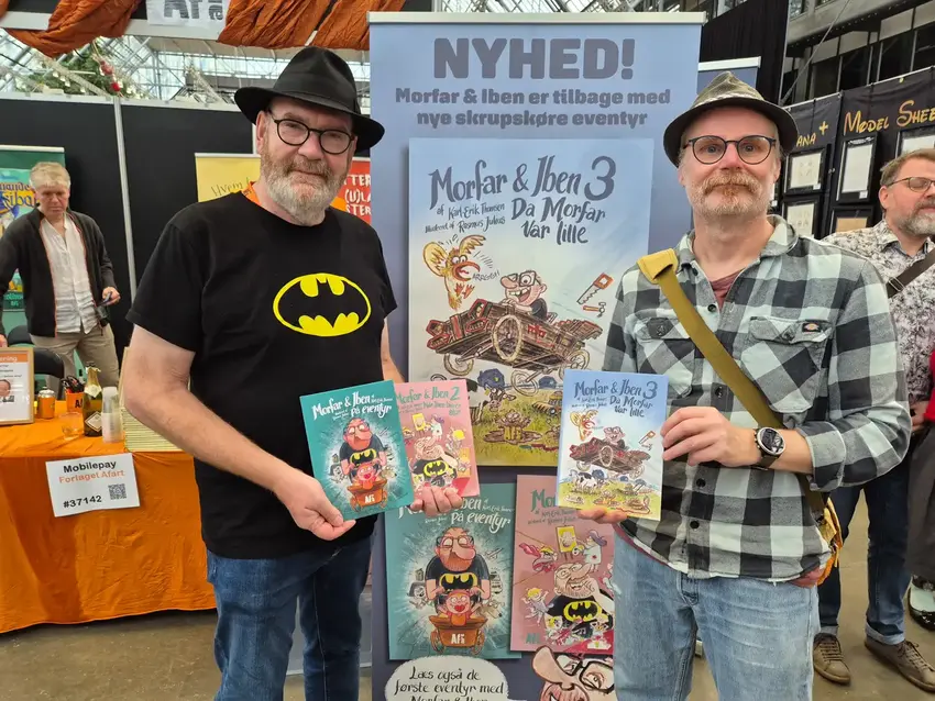 To mænd med børnebøger i hånden