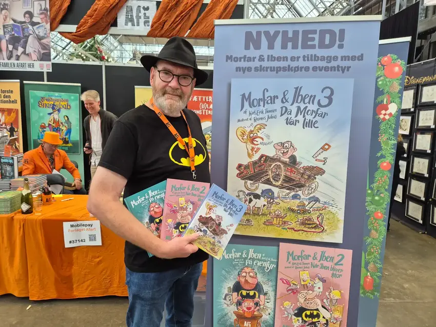 Forfatter Karl-Erik Thomsen  står med sine bøger