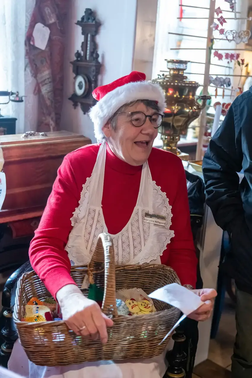 Ældre kvinde iført rød nissehue