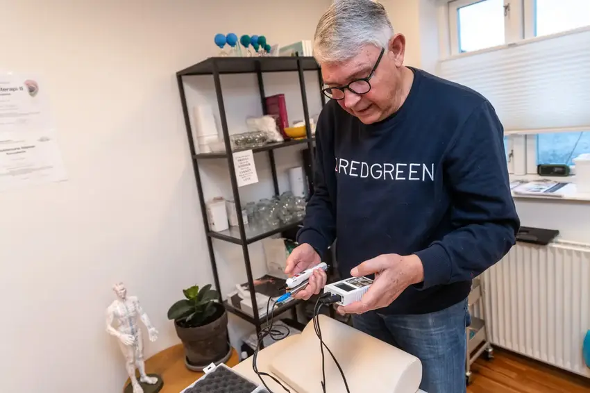 Mand med elektrisk apparat 