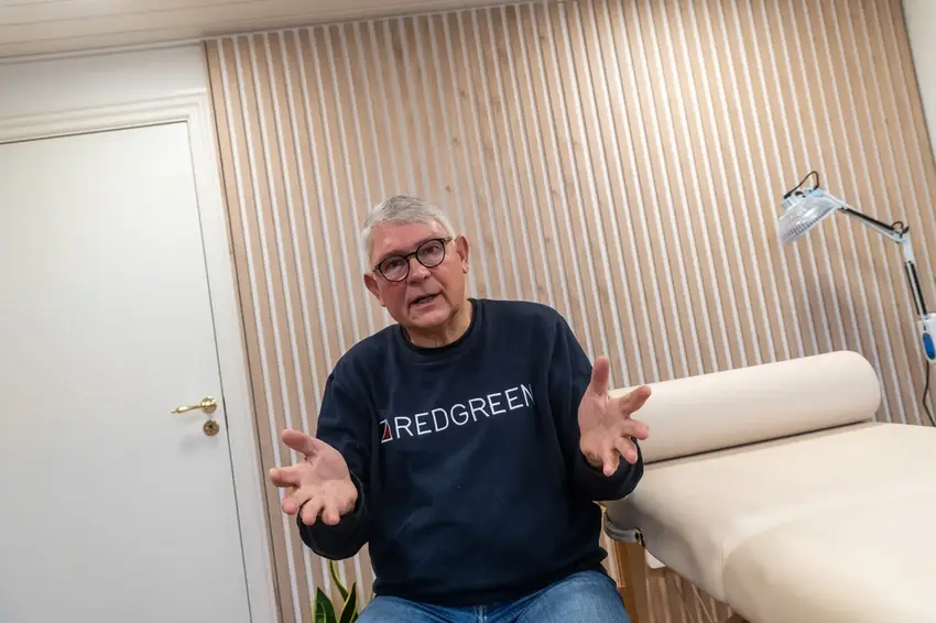 Mand med briller, gråt hår og i blå trøje