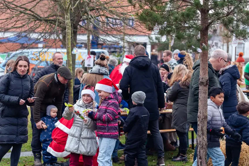Mange mennesker i vintertøj