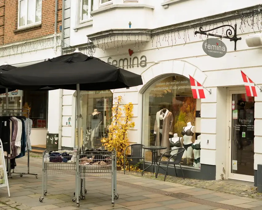 Gågade med facaden af en tøjbutik