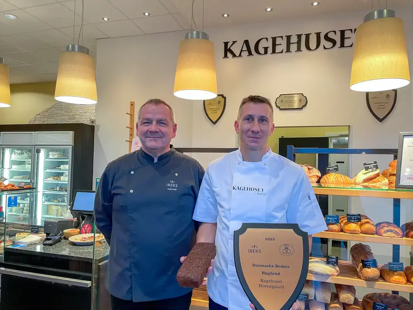 To mænd i en bagerbutik