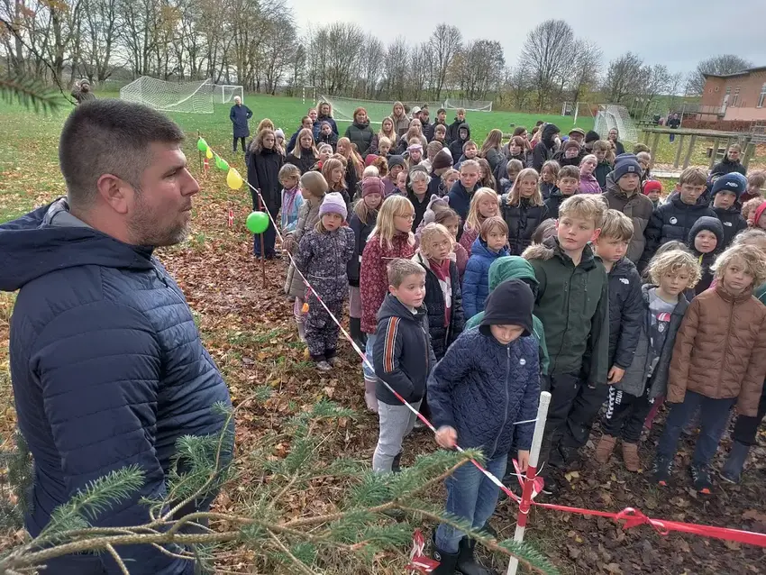 Mand og mange børn i naturen