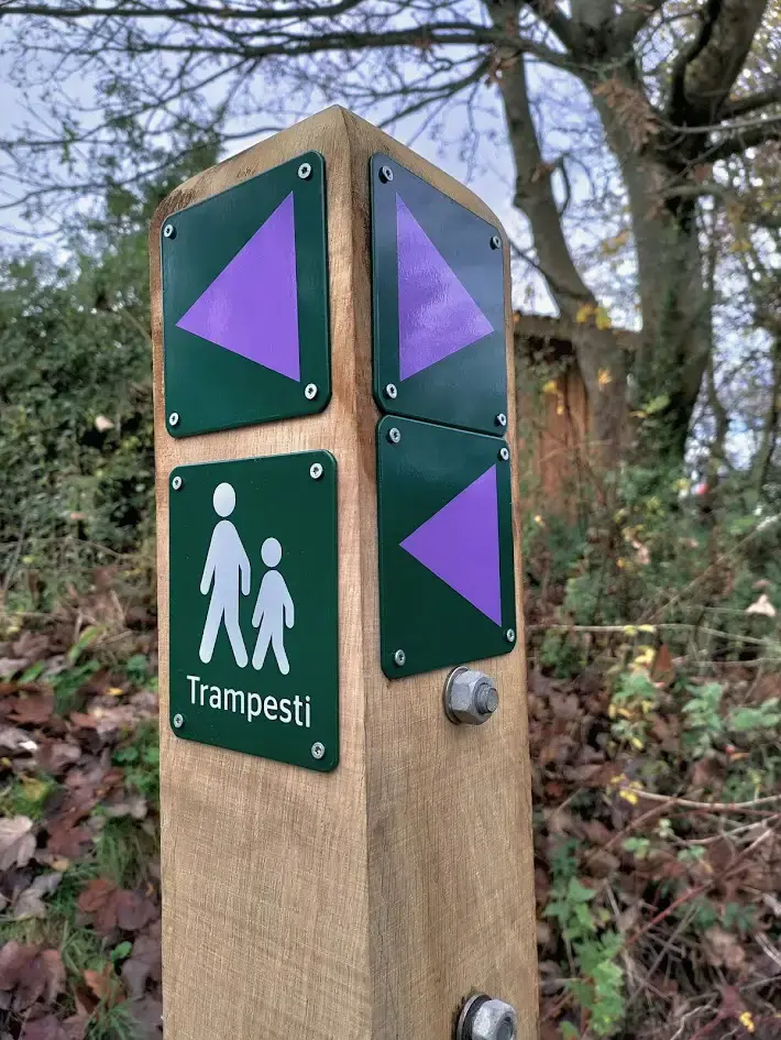 Pæl med lilla markering som siger trampesti