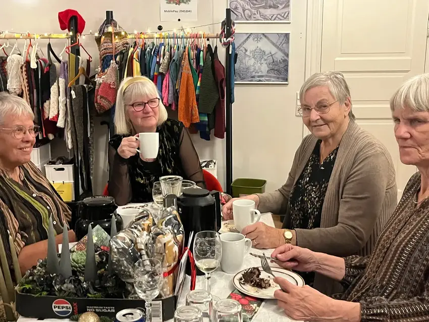 Ældre mennesker som drikker kaffe