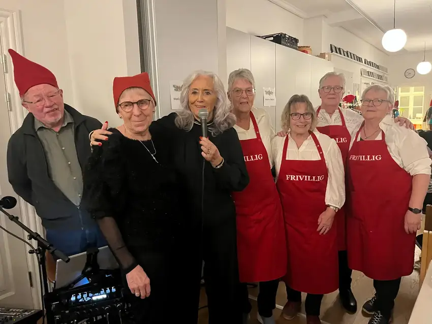 Ældre mennesker med nissehuer