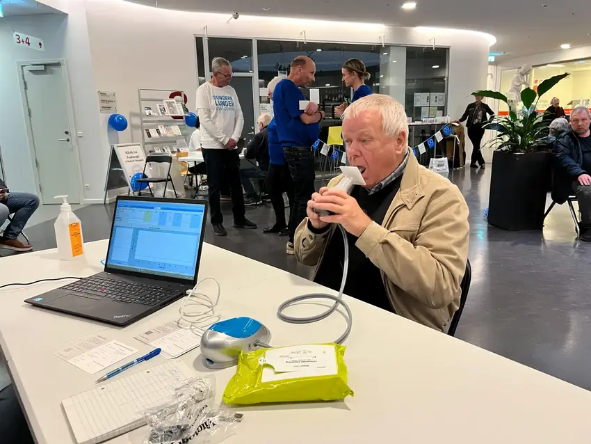 Mand som tester lungekapacitet