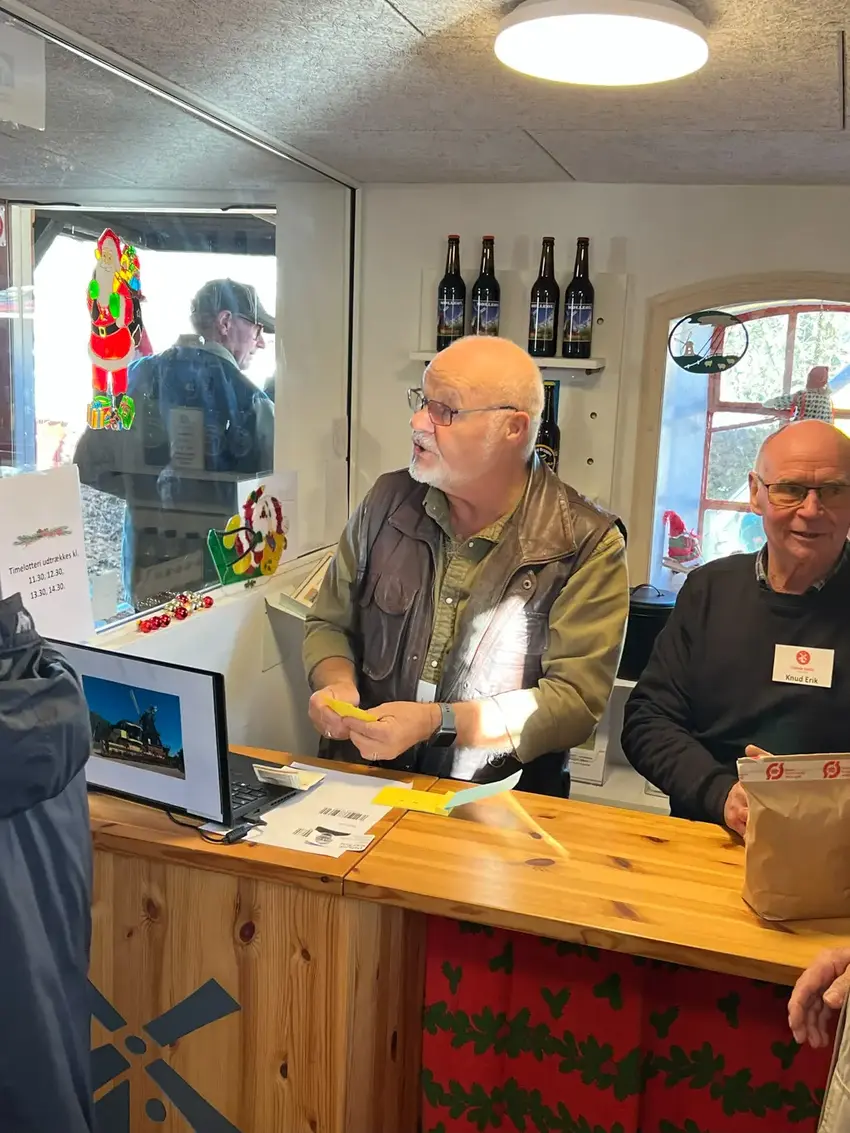 To ældre mænd som betjener kunder