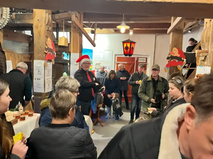 Mennesker inde i en mølle