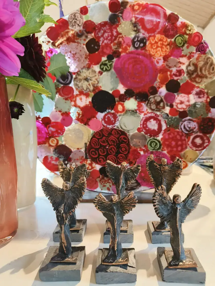 rundt rødt fad af glas