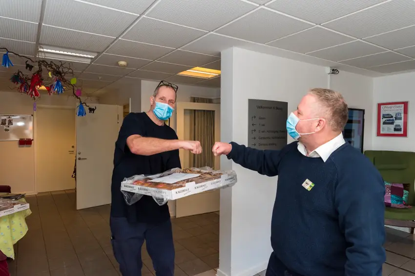 Lions Club Bygholm delte 810 fastelavnsboller ud