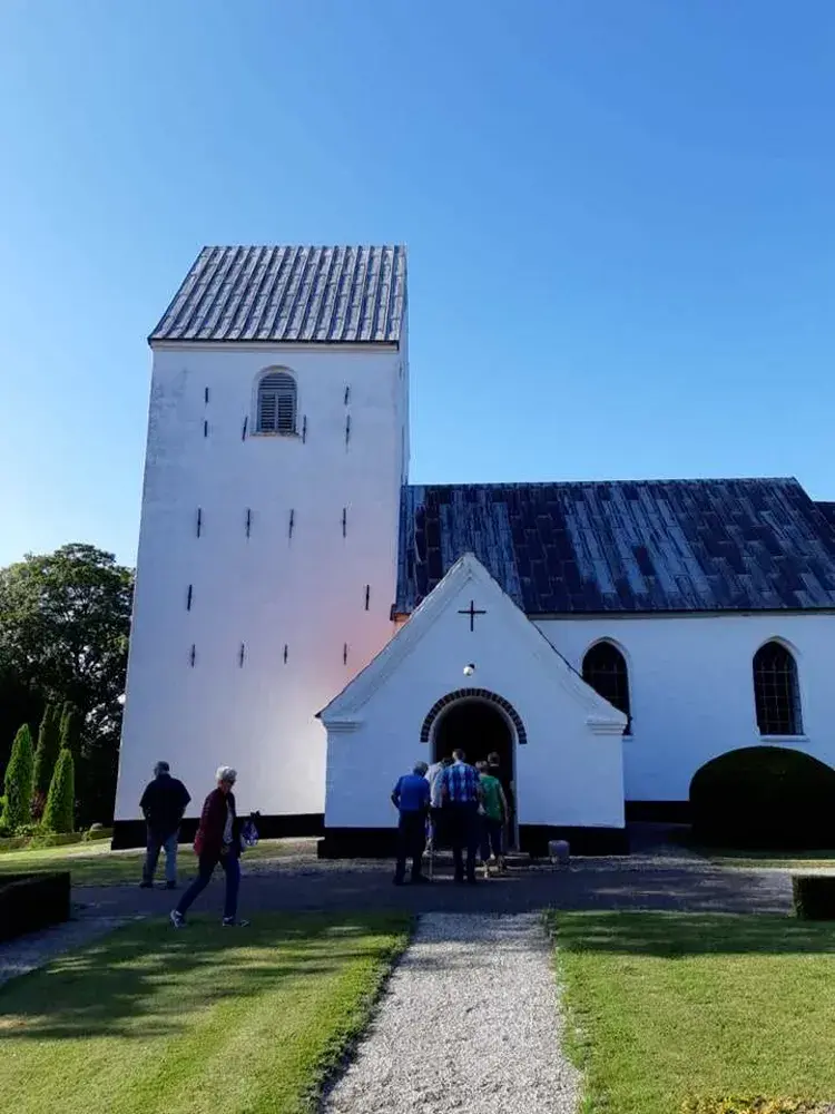 Sommerstafet fylder landsbykirkerne