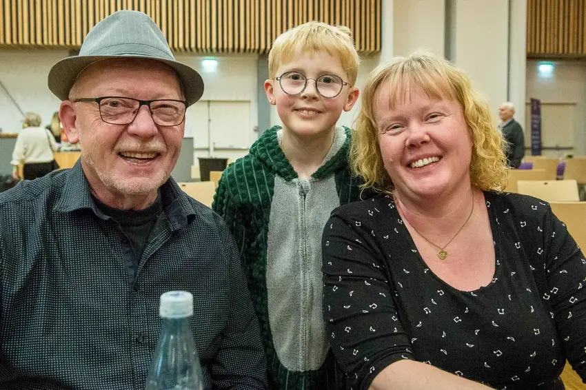 Tre generationer som smiler