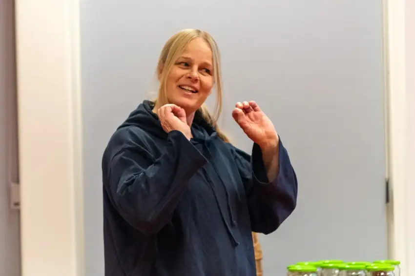 Dame som forklarer sig