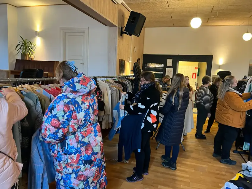 Der skubbes bøjler ved tøjmarked i Vestbirk Forsamlingshus