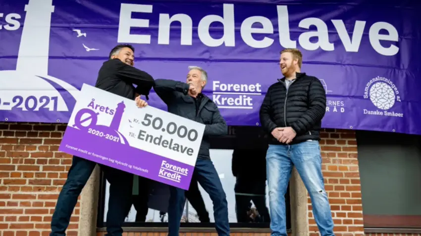 Endelave fik sin pris som Årets Ø stemplet på både check og færge