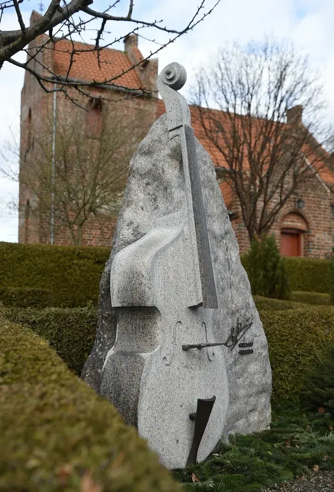 Hugo Rasmussen får sin bas med på gravstedet