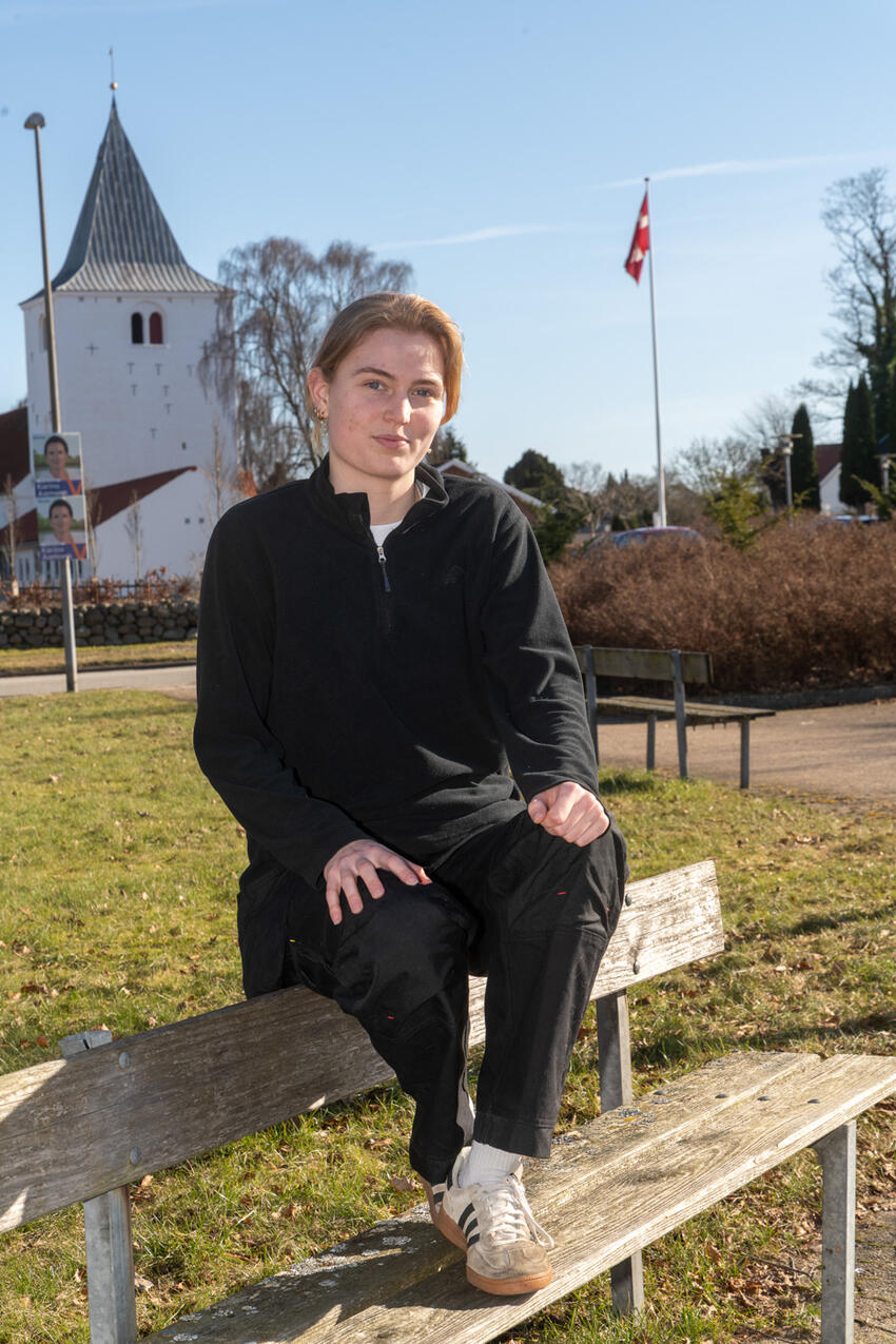 Lara Alberg sidder på en bænk i Østbirk