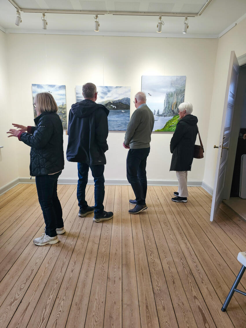 Publikum til Fernisering på Tinghuset