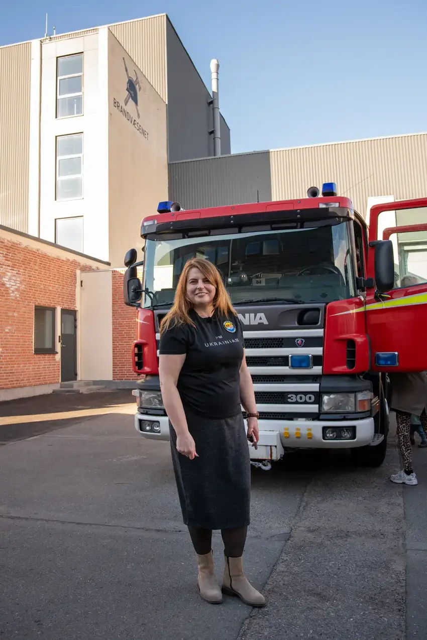 Anna Mosiiuk står foran en brandbil