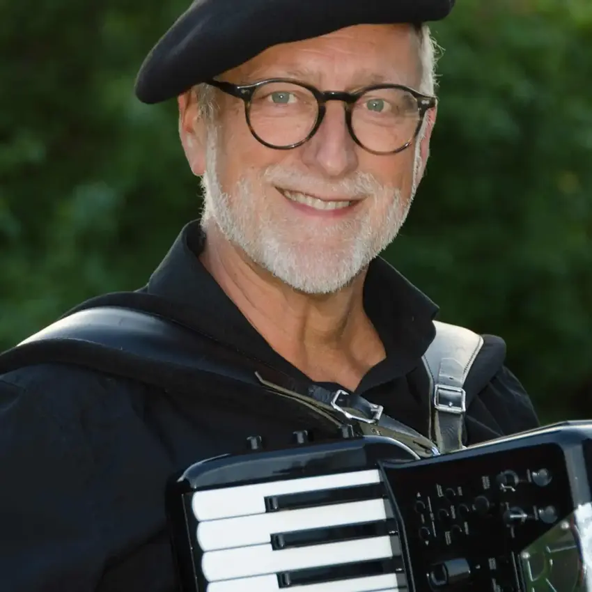 Flemming Både med harmonika og alpehue