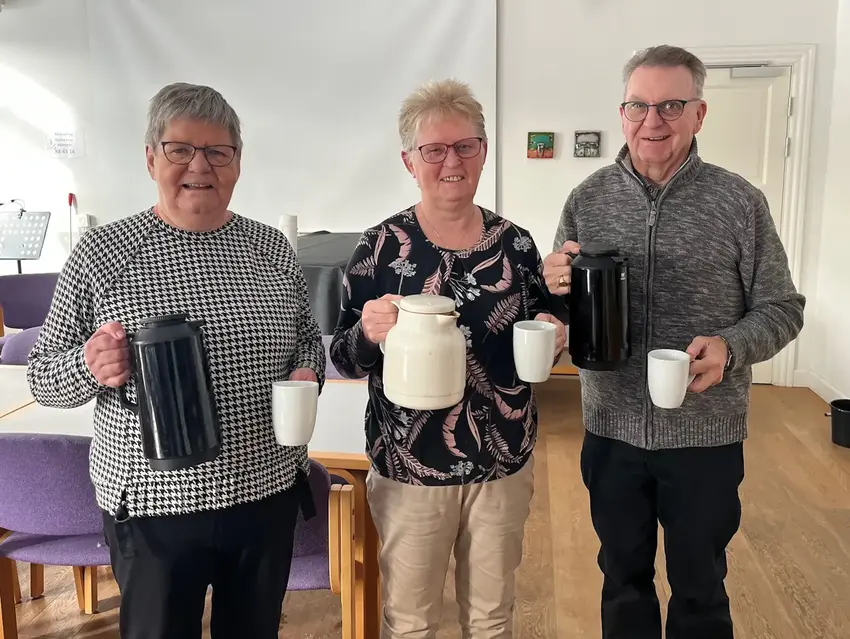 Anne Sørensen samt Jane og Flemming Gregersen står klar i køkkenet