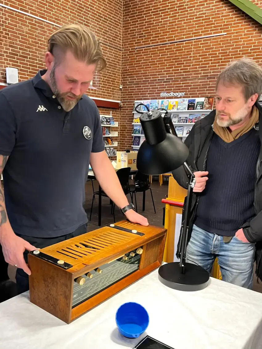 Gammel Horsens radio og to mænd
