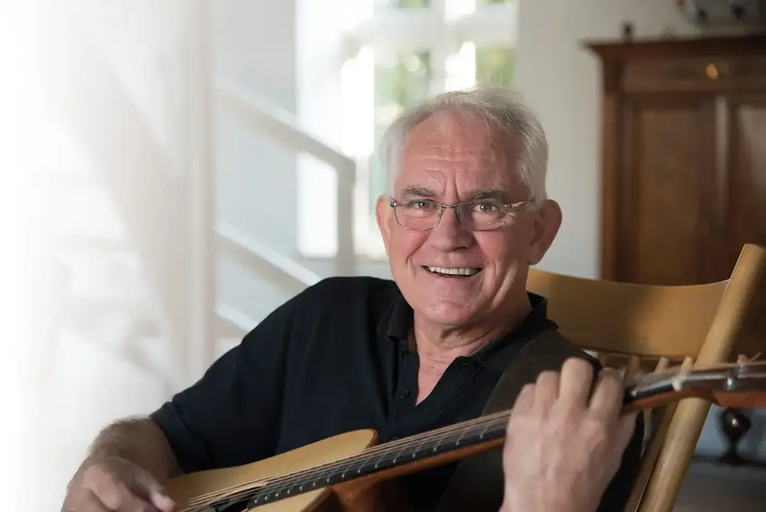Johannes Andersen med en guitar