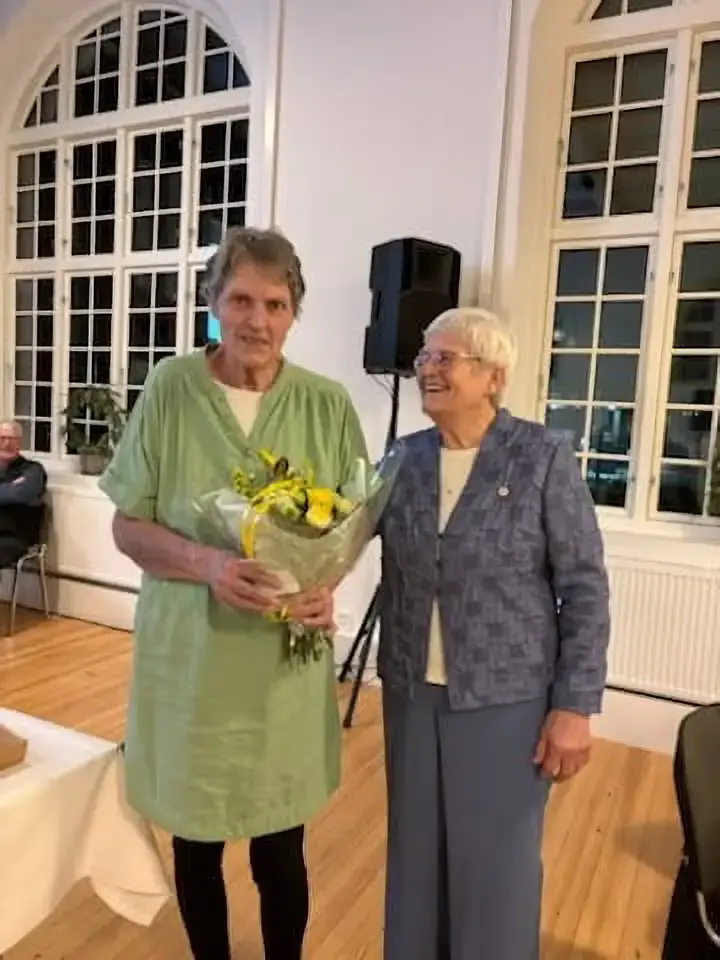 Dame modtager blomster