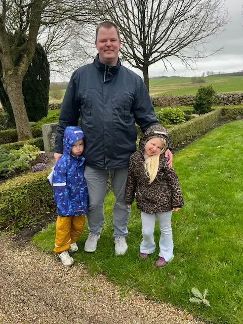 Far og børn på Yding Kirkegård