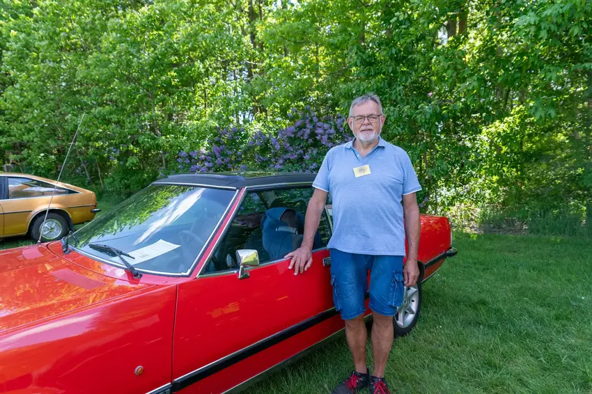 Hans C. Hansen ved sin Opel Commodore