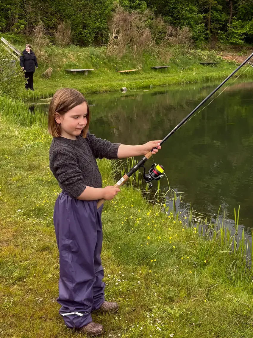 Her er Jasmine i gang med fiskestang og snøre.