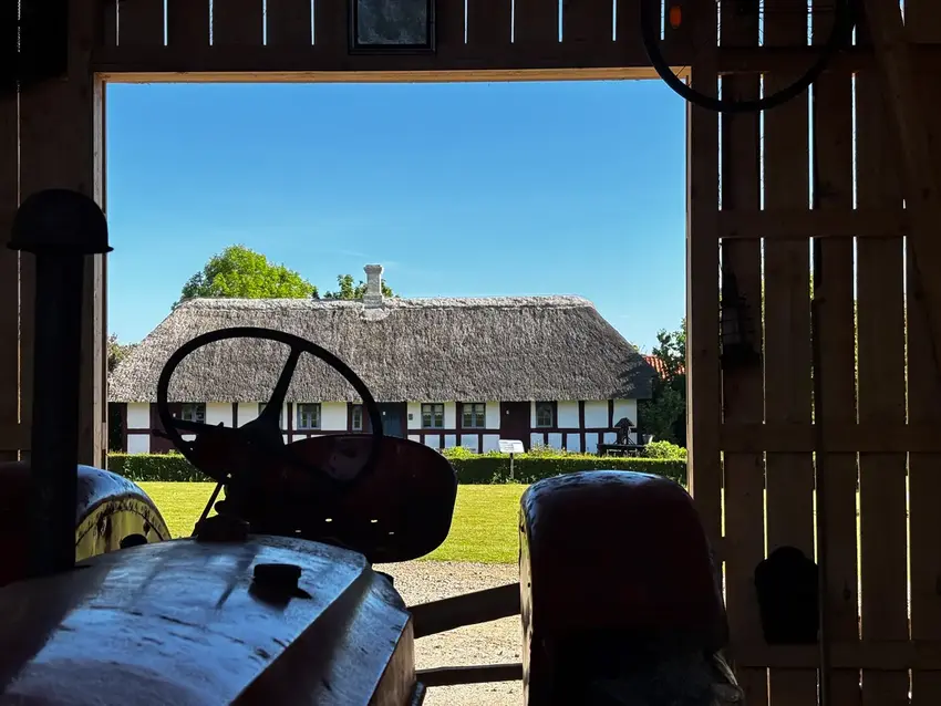 Traktor i Laden i Børnebyen Glud Museum