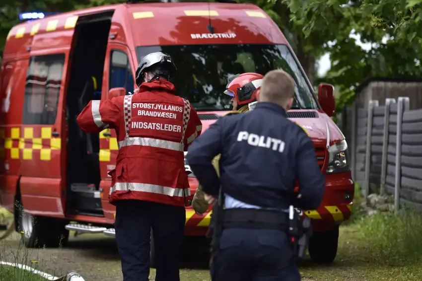 Politi og Brand på vej ind til  bygning