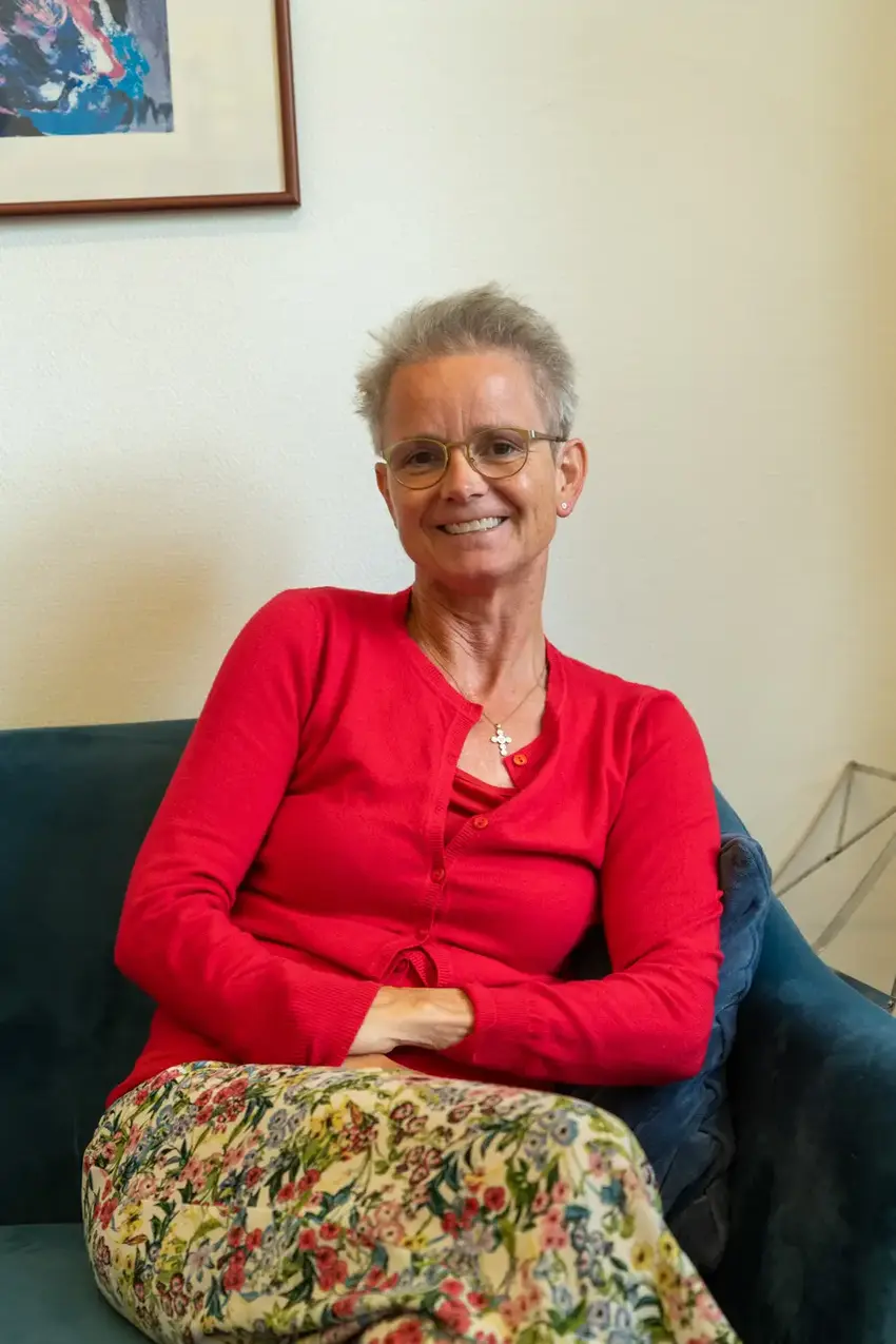 Lone Buhl Pedersen sidder i sin sofa