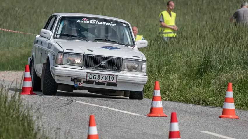 Volvo Rallybil på vejen mellem trafikkegler